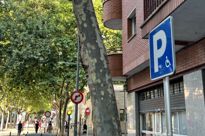Una señal de aparcamiento de movilidad reducida en la calle Arcadi Balaguer (Castelldefels Digital)