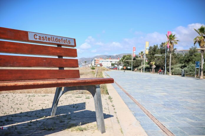 Banco gigante de Castelldefels en el paseo marítimo (Castelldefels Digital)