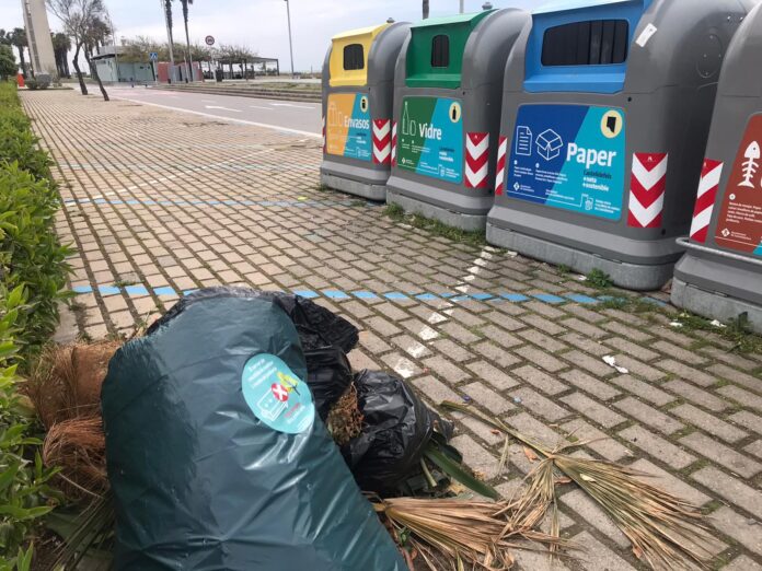 Bolsas de basura fuera del contenedor (Ayuntamiento de Castelldefels)