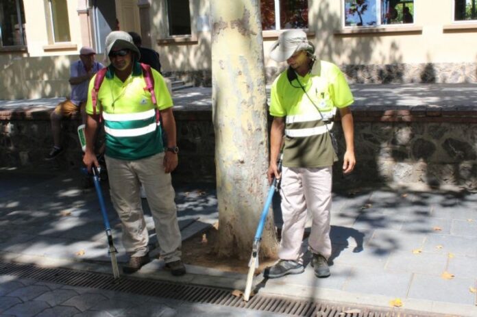 Operarios realizan tareas de tratamiento (Ayuntamiento de Castelldefels)