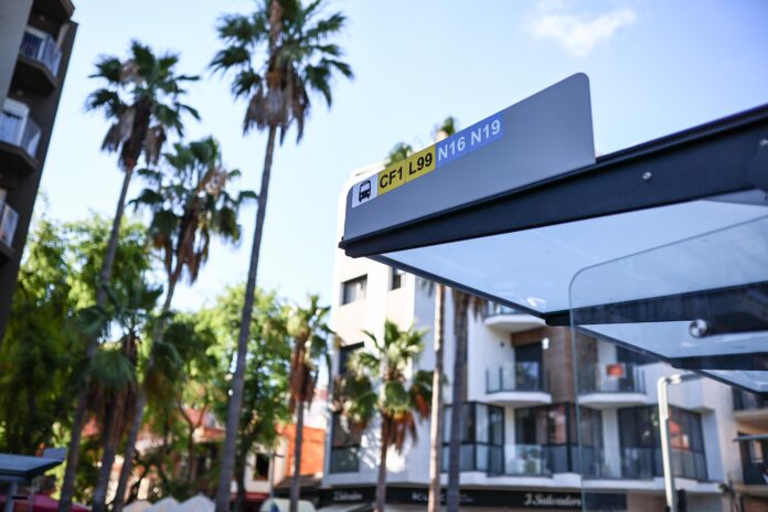 Para de bus en la avenida Constitución (Foto: Castelldefels Digital)