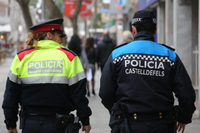 Una agente de los Mossos d'Esquadra y uno de la Policía Local de Castelldefels (Ayuntamiento de Castelldefels)