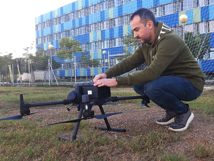 Un investigador de la UPC preparando un dron para el vuelo (UPC)