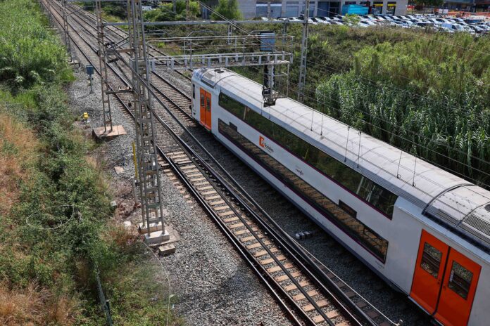 Un tren de Rodalies pasando por Castelldefels (Castelldefels Digital)