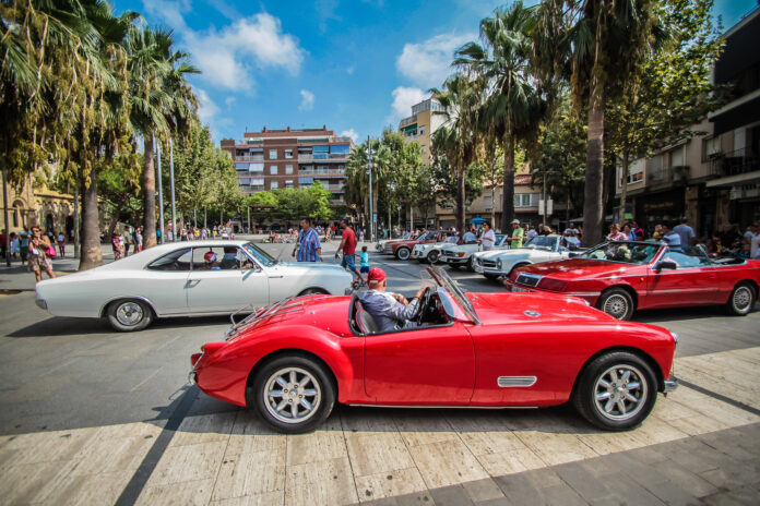 Coches clásicos en la plaza de la Iglesia (Ayuntamiento de Castelldefels)