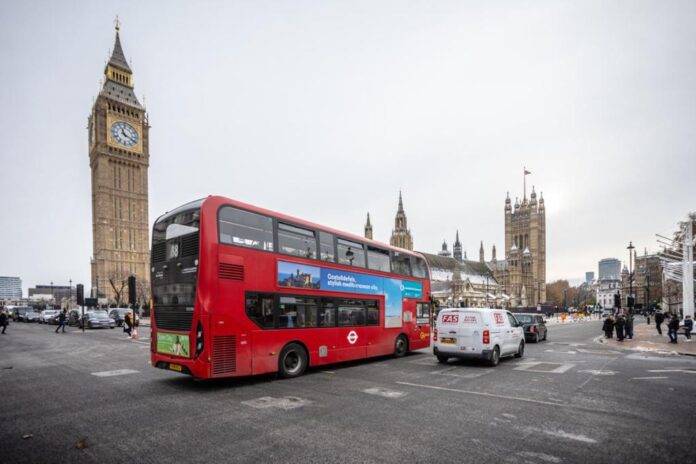 Uno de los autobuses londinenses con la promoción de Castelldefels (Ayuntamiento de Castelldefels)