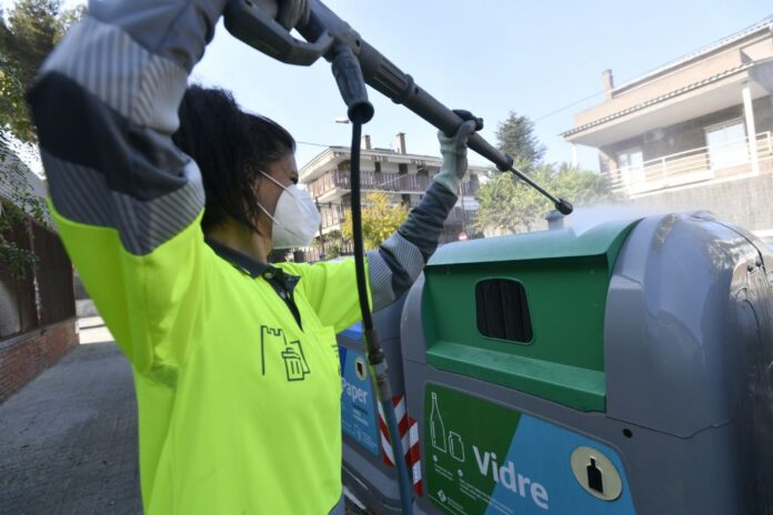 Una operaria de limpieza. Foto: Ayto. de Castelldefels.