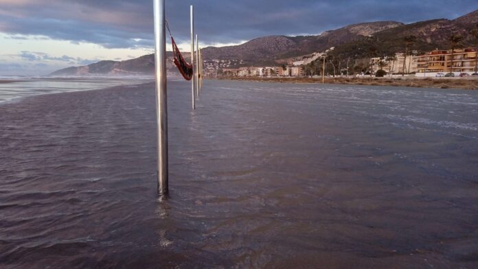 Inundación en la playa de Castelldefels por el oleaje (Ayuntamiento de Castelldefels)