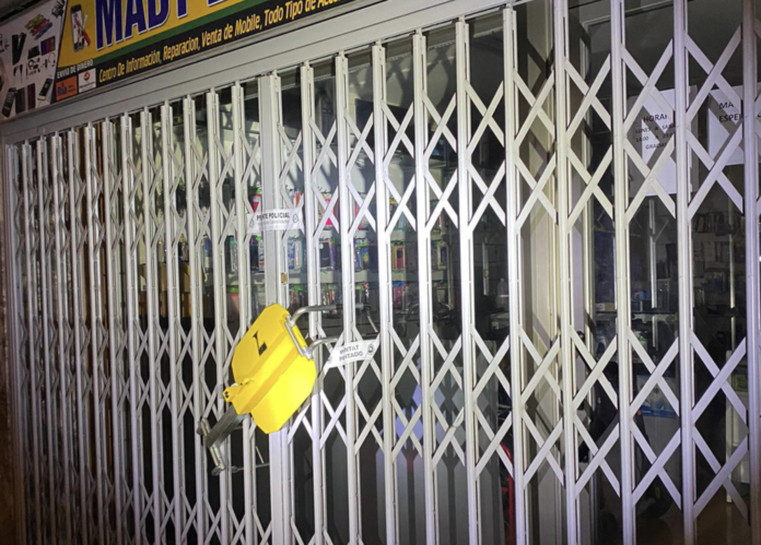 Puerta del establecimiento clausurado (Ayuntamiento de Castelldefels)