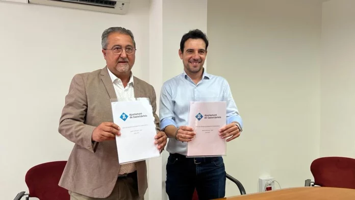 Fotografía del acuerdo entre PP y SOM.