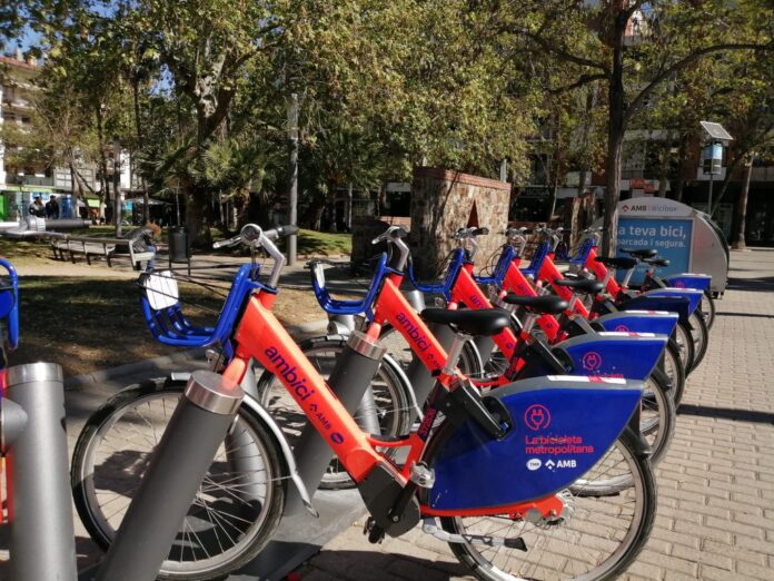 AMBici en la estación (Ayuntamiento de Castelldefels)