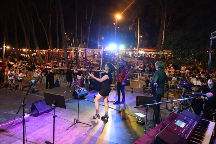 Una de las actuaciones musicales de la Fiesta, el año pasado (Ayuntamiento de Castelldefels)