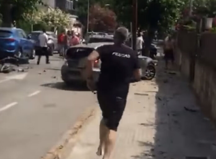 Conductor huyendo de la escena.