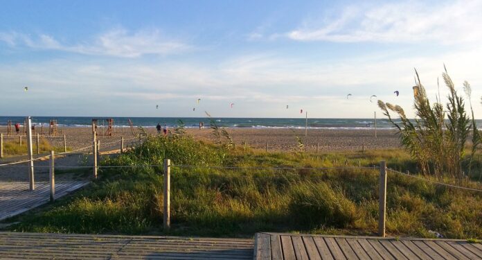 Practicantes de kitesurf en la playa (Foto: Ayuntamiento de Castelldefels)