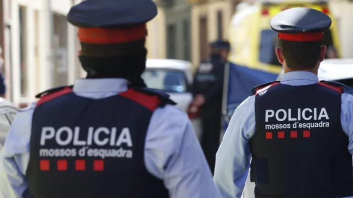 Dos agentes de los Mossos (Mossos d'Esquadra)