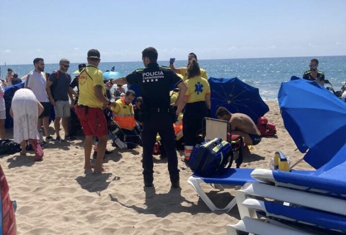 Equipos de emergencia reanimando a un bañista (Policía Local)