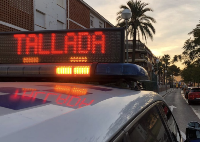 Calle cortada por la polícia (Ayuntamiento de Castelldefels)