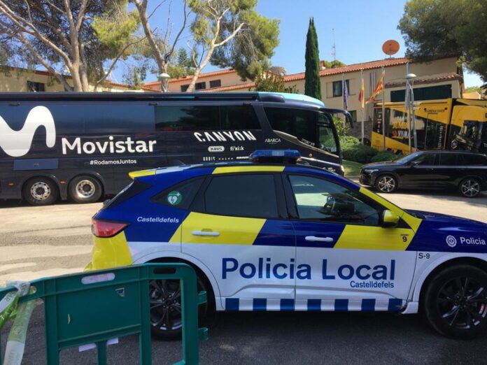 La Policía Local vigilando la infraestructura de los equipos de La Vuelta a España (Ayuntamiento de Castelldefels)