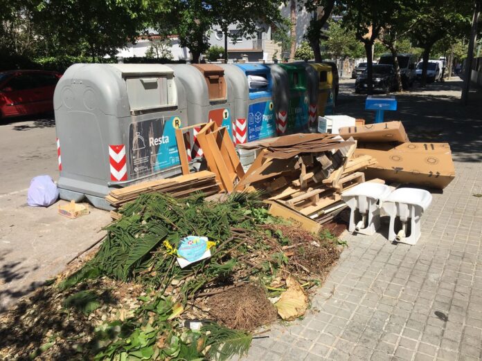Muebles y restos de poda vertidos de forma incorrecta (Ayuntamiento de Castelldefels)