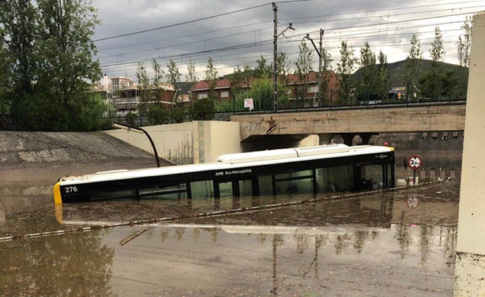 Autobús atrapado en el paso inferior de la avenida Ciudad de Málaga (Policía Local)