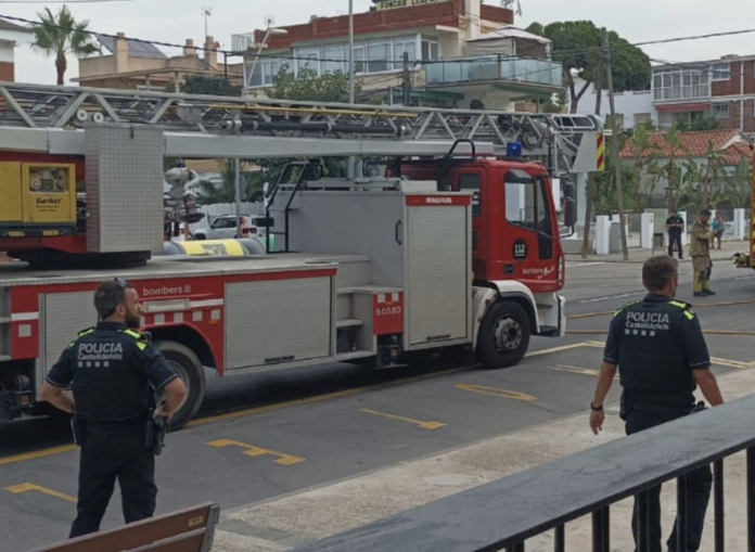 Bomberos y policía trabajando en la zona (Policía Local)