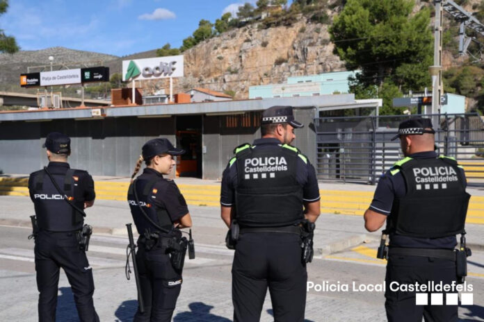 Agentes de la Policía Nacional y Policía Local (Ayuntamiento de Castelldefels)