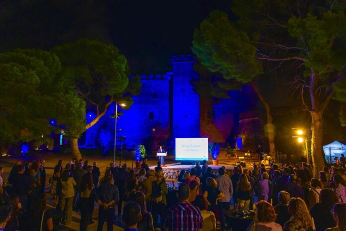 Momento de la celebración (Ayuntamiento de Castelldefels)