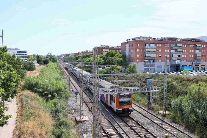 Un tren a su paso por Castelldefels (Foto: Castelldefels Digital)