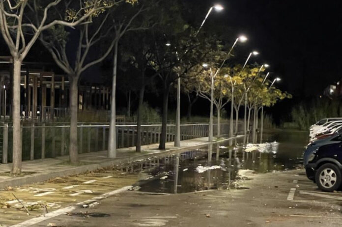 Calle cortada por la acumulación de agua (Ayuntamiento de Castelldefels)