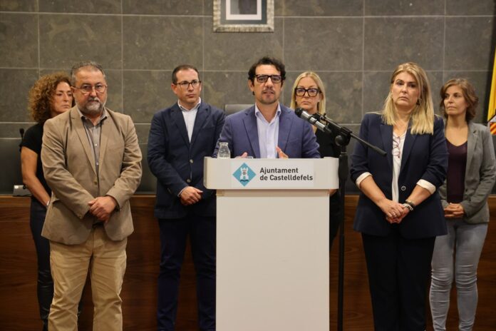 El alcalde Manu Reyes, acompañado por concejalas y concejales del equipo de gobierno (Ayuntamiento de Castelldefels)