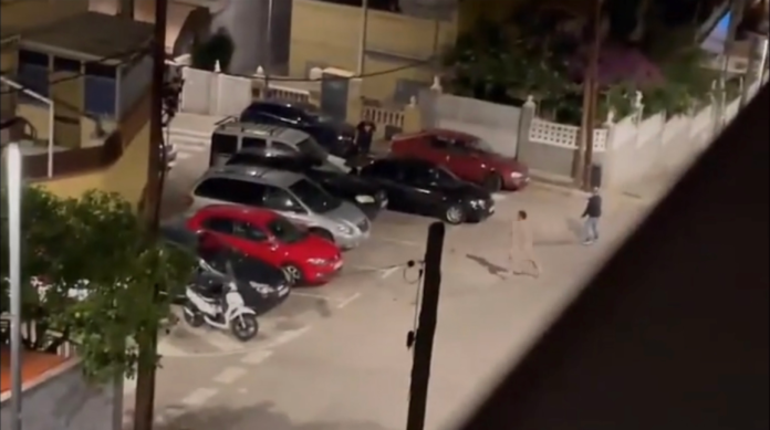 Se ha viralizado el vídeo de la persecución de un hombre, completamente desnudo, por las calles de Castelldefels tras haber sido pillado por el marido de su amante.