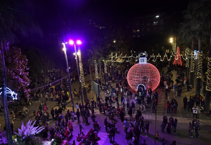 Luces de Navidad en la plaza de la Iglesia, el año pasado (Ayuntamiento de Castelldefels)