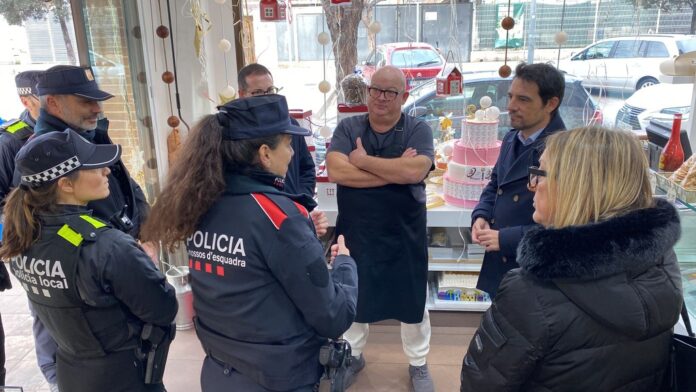 El alcalde Manu Reyes, los concejales David Solé y Mar Sicilia y los agentes de Policía Local y Mossos, en la pastelería Canyars (Foto: Ayuntamiento de Castelldefels)