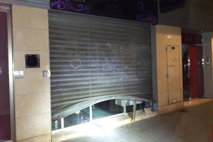 Uno de los locales comerciales que han sufrido las acciones de los individuos detenidos (Foto: Policía Local)