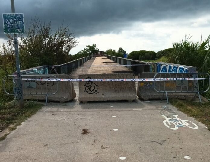 Situación del puente el día del incendio (Foto: Ayuntamiento de Castelldefels)