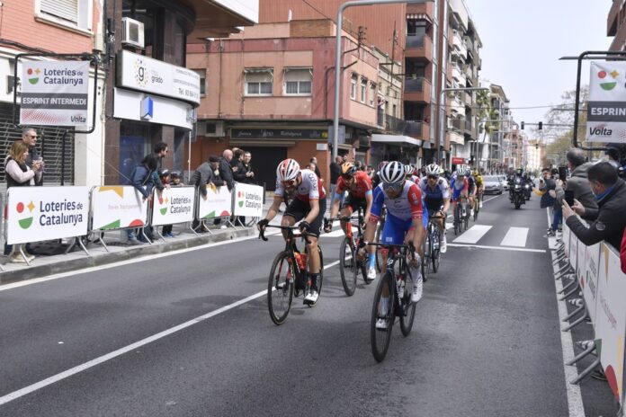 Los ciclistas de la Volta a su paso por Castelldefels (Foto: Ayuntamiento de Castelldefels)