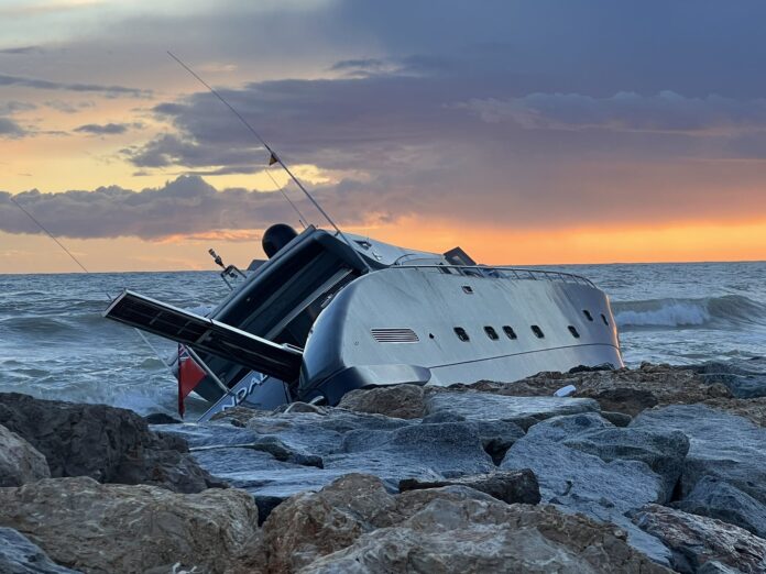 La barca que ha naufragado en Port Ginesta (Foto: Sònia Calvó/3Cat)
