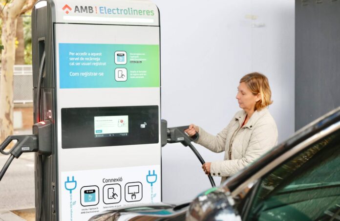 Una persona utilizando una Electrolinera (Foto: AMB)