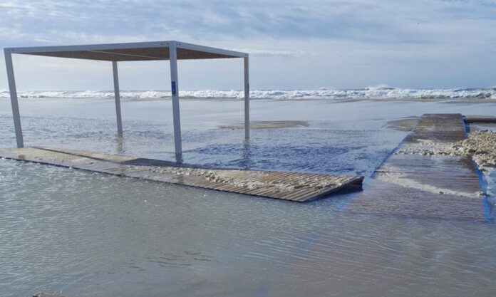 Una de las pasarelas afectadas por el temporal (Foto: Ayuntamiento de Castelldefels)