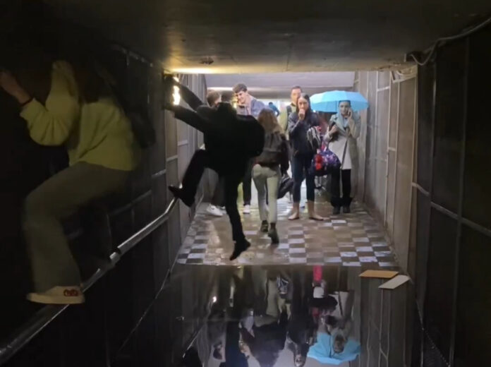 Inundación en el paso subterráneo de la estación de tren de Castelldefels.