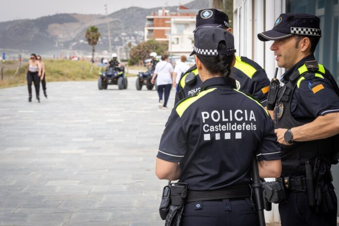 Operativo policial en el paseo Marítimo (Foto: Ayuntamiento de Castelldefels)