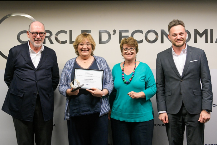 La directora de la Escola Edumar recoge el galardón (Foto: Cerca d'Economia)