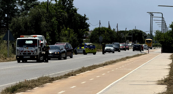 Operarios y autoridades locales trabajando en la zona del suceso