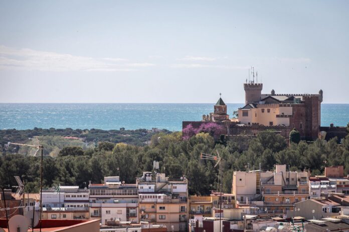 Imagen de Castelldefels con su castillo (Foto: Castelldefels Digital)