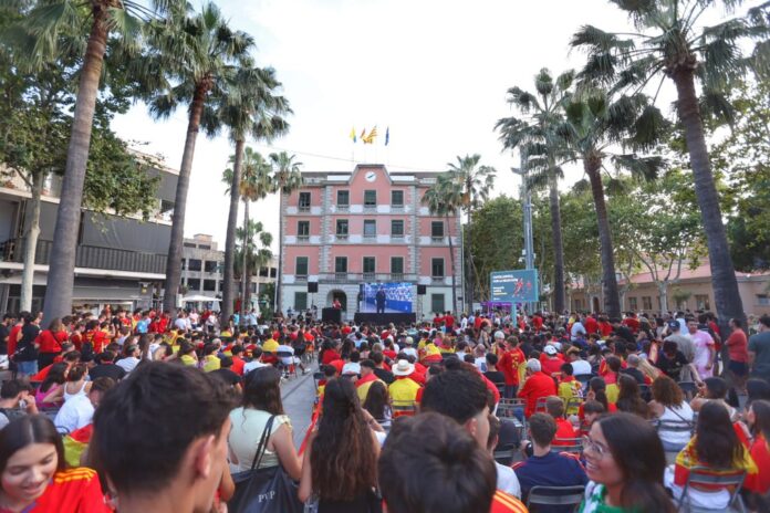 Momento de celebración el martes durante el partido contra Francia (Foto: Ayuntamiento de Castelldefels)