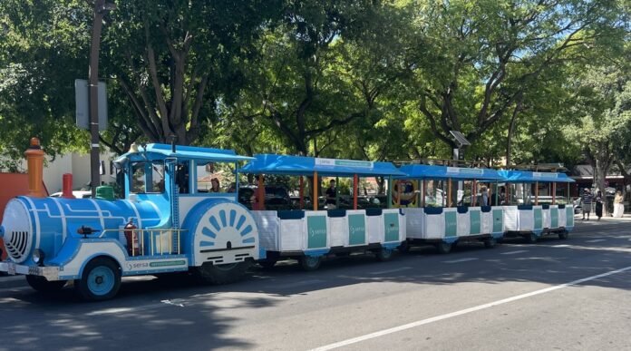 El Trenet a la parada de Santiago Rusiñol (Foto: Ayuntamiento de Castelldefels)