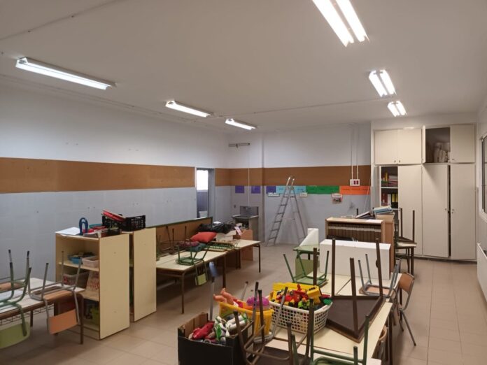 Pintado de las aulas y puertas de 1er A y 1er B en la Escuela Torre Barona (Foto: Ayuntamiento de Castelldefels)