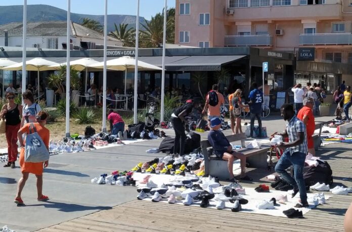 Venta ambulante en Castelldefels (Foto: Manu Reyes en X)