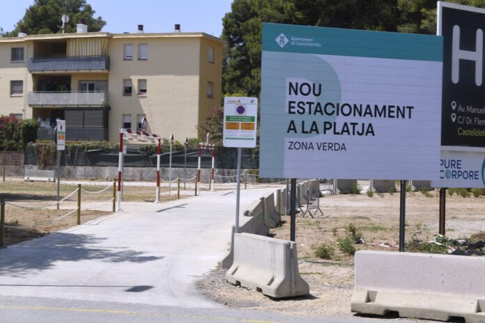 Entrada a la nueva zona verde de aparcamiento en la playa (Foto: Ayuntamiento de Castelldefels)