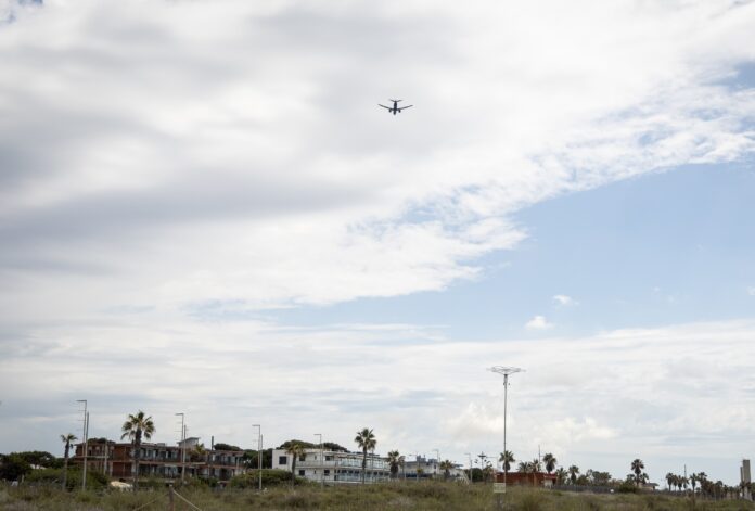 Un avión sobre la playa de Castelldefels (Foto: Ayuntamiento de Castelldefels)